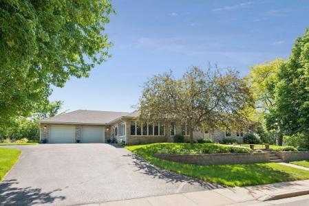 700 Spruce Drive, Hudson, Wisconsin 54016, USA