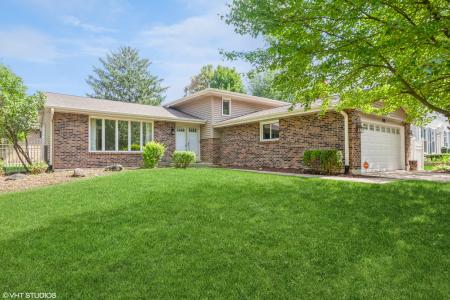 98 Quail Hollow Court, Naperville, Illinois 60540, USA
