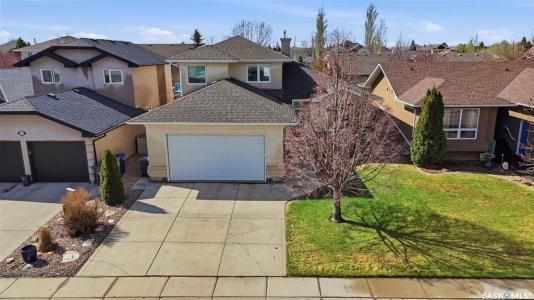211 BROOKMORE LANE, Saskatoon, Saskatchewan S7V 1C1, Canada