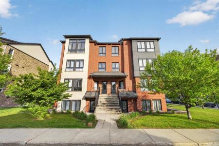 6195  Rue Charpentier, Brossard, קוויבק J4Z 3H6, קנדה 