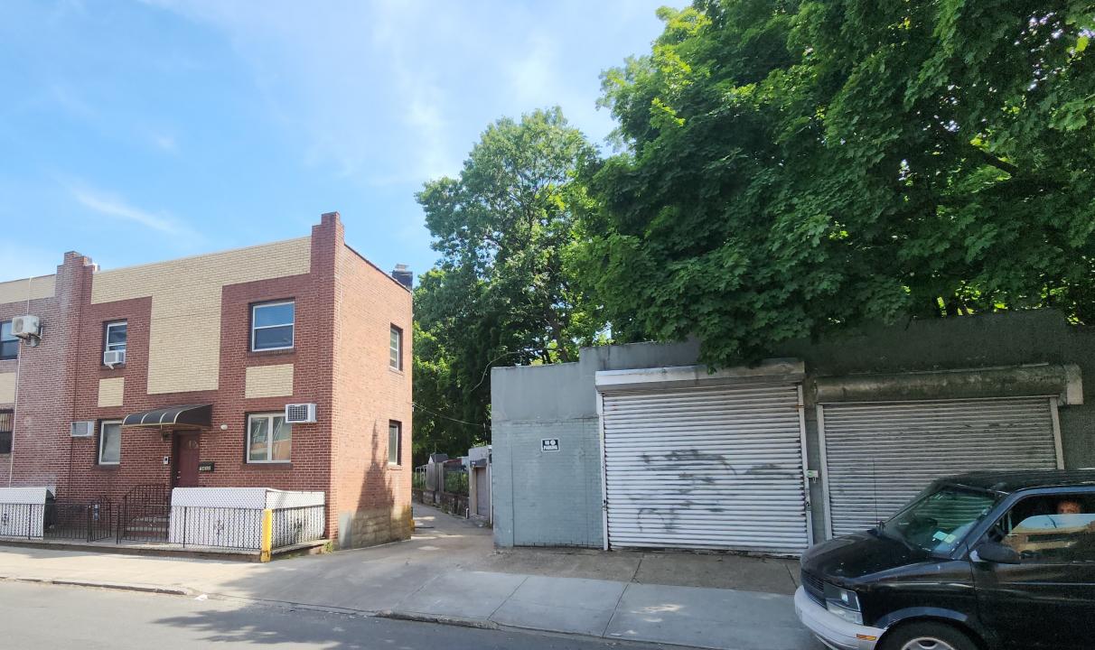 74-32 Calamus Ave, Elmhurst, New York 11373, USA