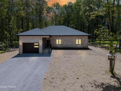 18 Osprey Circle, Lake Ariel, Pennsylvania 18436, USA