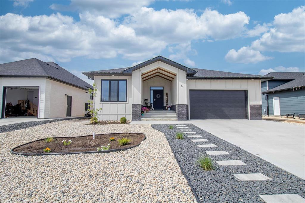 5 BENTLEY BAY, Steinbach, Manitoba R5G 2Y5, Canada