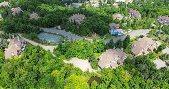 305 Rue du Mont-Plaisant, Mont-Tremblant, Quebec J8E 1L2, Canada