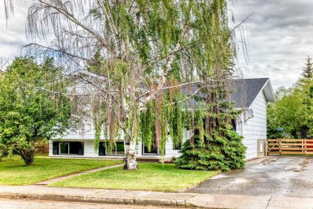 5606 51 STREET, Olds, Alberta T4H 1H9, Canada