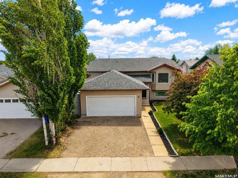 6 DMYTERKO BAY, Prince Albert, Saskatchewan S6V 8E8, Canada