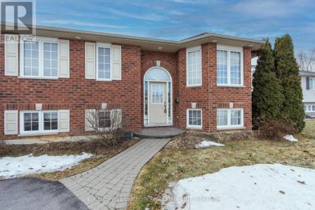 6 CHISHOLM SQUARE, Belleville (belleville Ward), Ontario K8N 5Z4, Canada