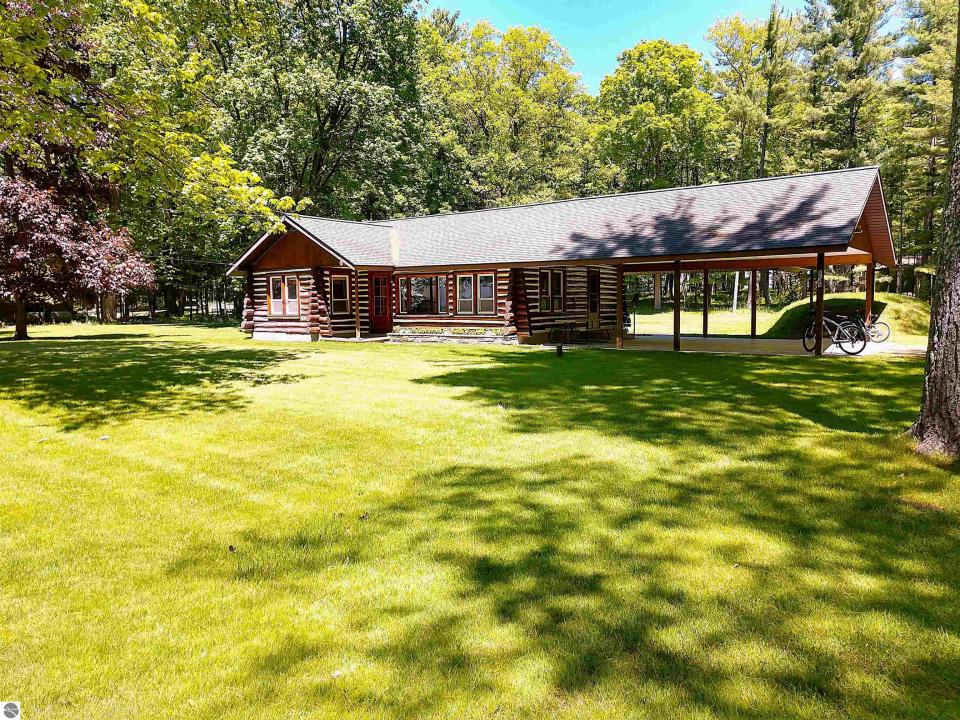 8646 Deadstream Road, Honor, Мичиган 49640, Соединенные Штаты