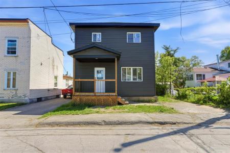 23  Rue St-Pierre, Salaberry-de-Valleyfield, קוויבק J6T 3R6, קנדה 