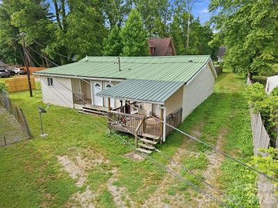 104 Jody Street, East Flat Rock, North Carolina 28726, USA