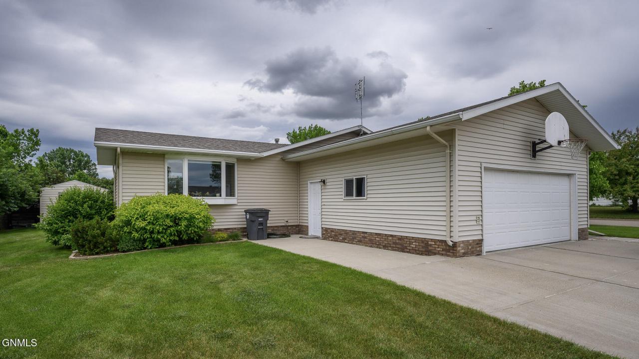 1231 Meadowbrook Drive, Washburn, North Dakota 58577, USA
