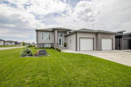 94 WYNDHAM ESTATE DRIVE, Steinbach, Manitoba R5G 2K5, Canada
