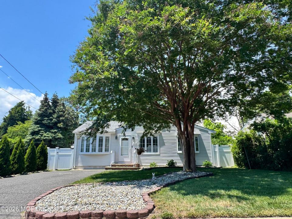 411 18th Avenue, Murowany Z Cegieł, New Jersey 08724, USA