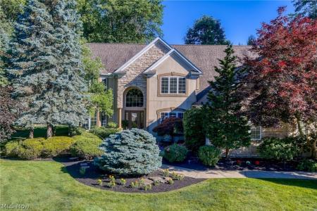 5808 Pinehurst Court, Highland Heights, Ohio 44143, USA