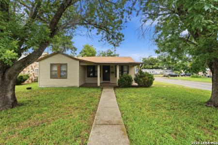 703 E Weinert, Seguin, Texas 78155, USA
