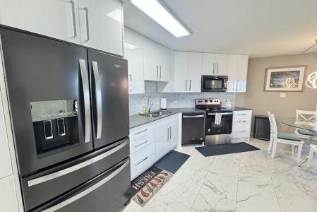 CAYMAN REEF RENOVATED 1 BEDROOM BEACHFRONT CONDO - SHORT TERM, Seven Mile Beach, Grand Cayman, Isole Cayman