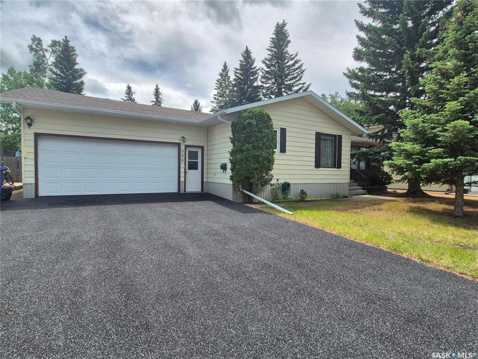 566 DIEPPE DRIVE, Weyburn, Saskatchewan S4H 2Y2, Canada