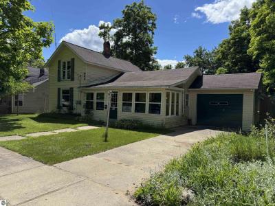 225 N Hayes Street, Farwell, Michigan 48622, USA