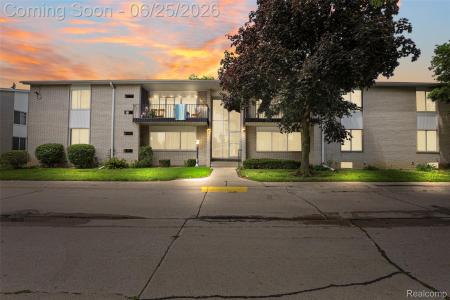 8577 Kennedy Circle #M7, Warren, Michigan 48093, USA