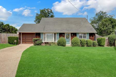 16 Texas Court, Syosset, New York 11791, USA
