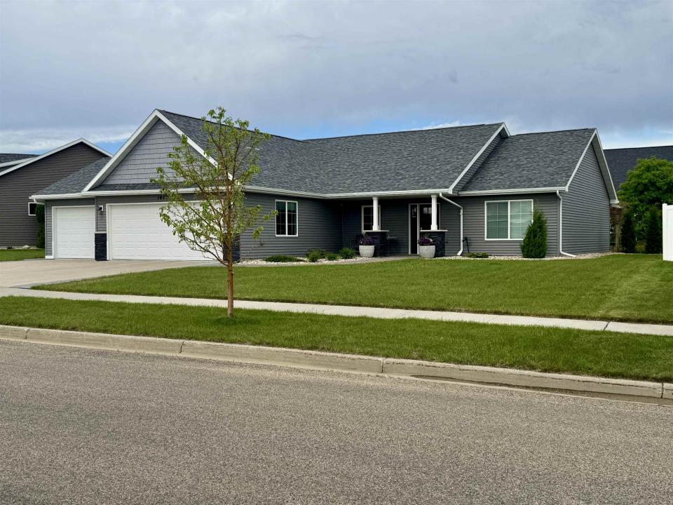 1617 SE Valley Bluffs Dr, Minot, צפון דקוטה 58701, ארצות הברית של אמריקה