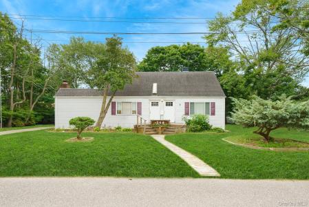 246 Columbus Avenue, West Babylon, New York 11704, USA