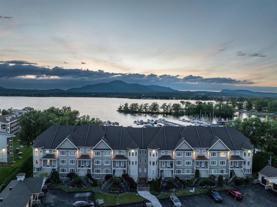 251 Rue Merry S., Magog, Quebec J1X 3L2, Canadá