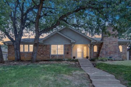 2208 Cambridge Drive, Hurst, Texas 76054, USA