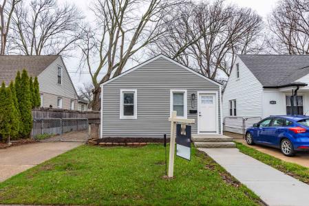 20925 Ridgemont, Harper Woods, Michigan 48225, USA