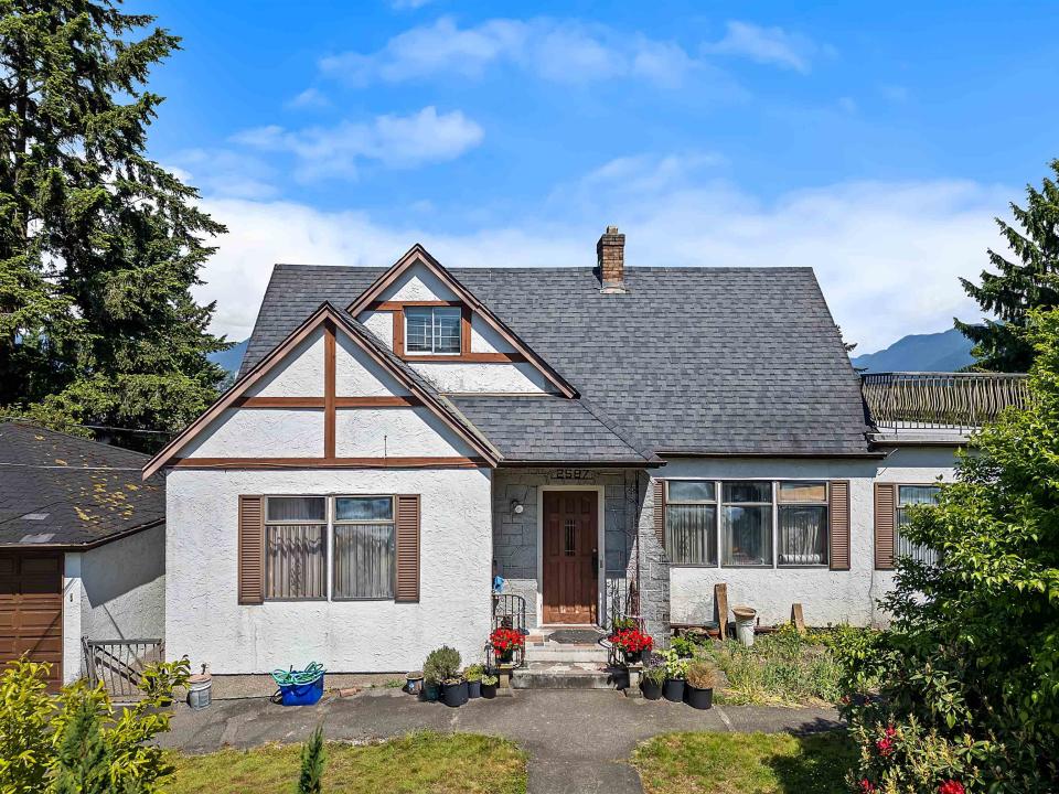 2587 YALE STREET, Vancouver, British Columbia V5K 1C1, Canada