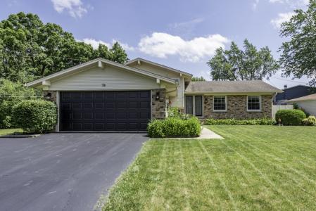 79 Brook Lane, Lindenhurst, Illinois 60046, USA