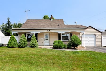 69 Corncrib Lane, Levittown, New York 11756, USA