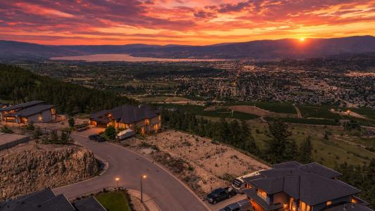 1726 CARNEGIE STREET, Kelowna, Британская Колумбия V1P 1T3, Канада