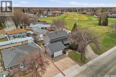 404 DALGLIESH DRIVE, Regina, Saskatchewan S4R 6J1, Canada