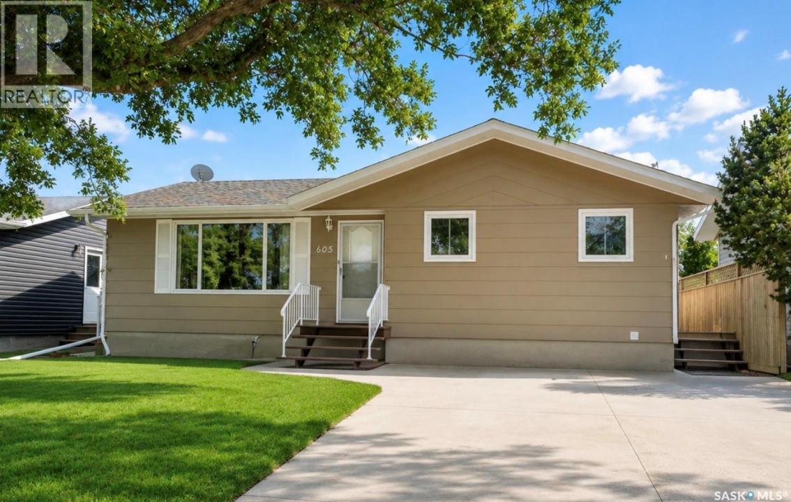 605 5TH AVENUE W, Assiniboia, Saskatchewan S0H 0B0, Canada