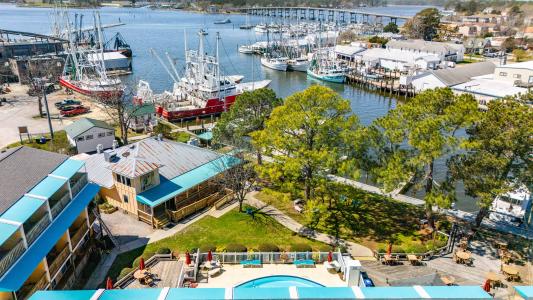 303 South Avenue, Oriental, North Carolina 28571, USA