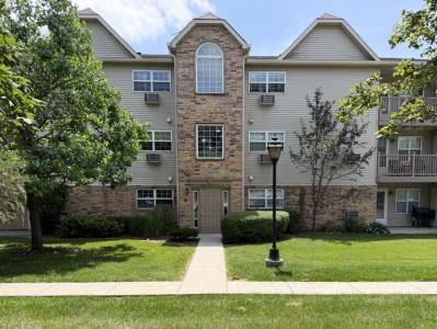 1443 Spring Brook Court , 2D, Round Lake Beach, Illinois 60073, États-Unis