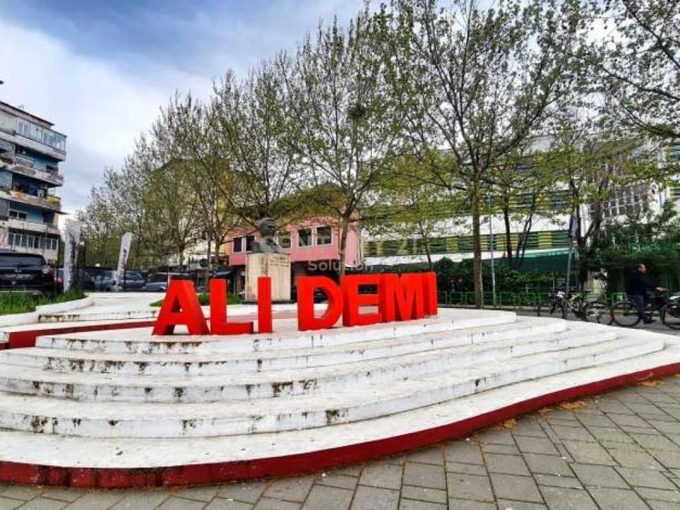 Ali Demi, Tirana, ألبانيا