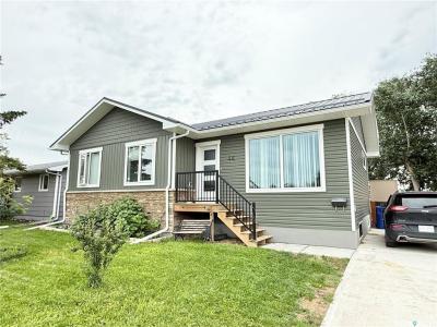 44 MITCHELL CRESCENT, Weyburn, Saskatchewan S4H 2M4, Canada