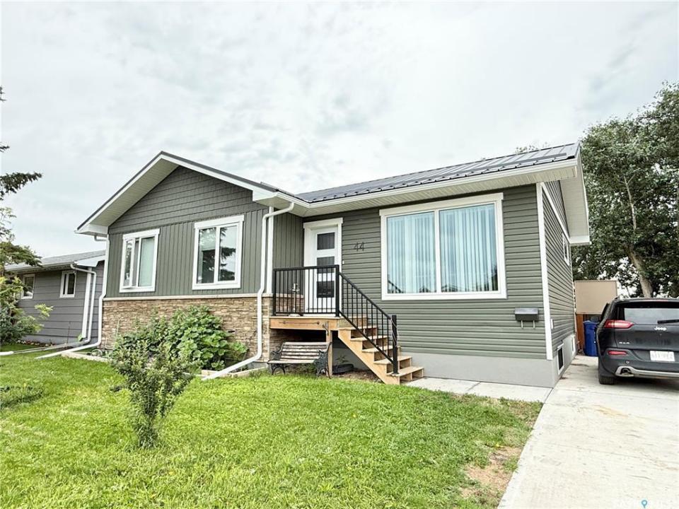 44 MITCHELL CRESCENT, Weyburn, Saskatchewan S4H 2M4, Canada
