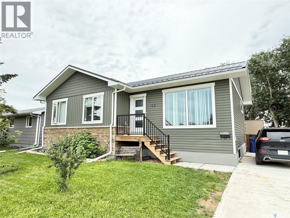 44 MITCHELL CRESCENT, Weyburn, Saskatchewan S4H 2M4, Canada