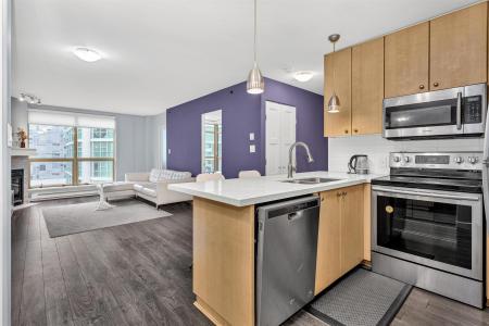 819 HAMILTON STREET, Vancouver, British Columbia V6B 6M2, Canada
