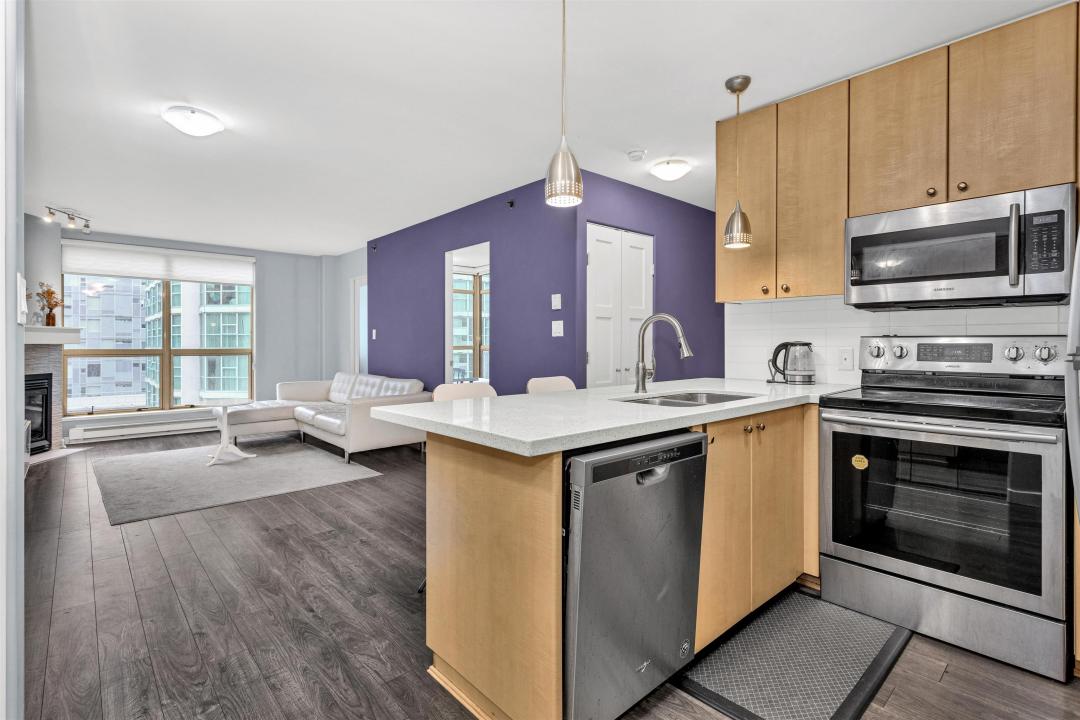 819 HAMILTON STREET, Vancouver, British Columbia V6B 6M2, Canada