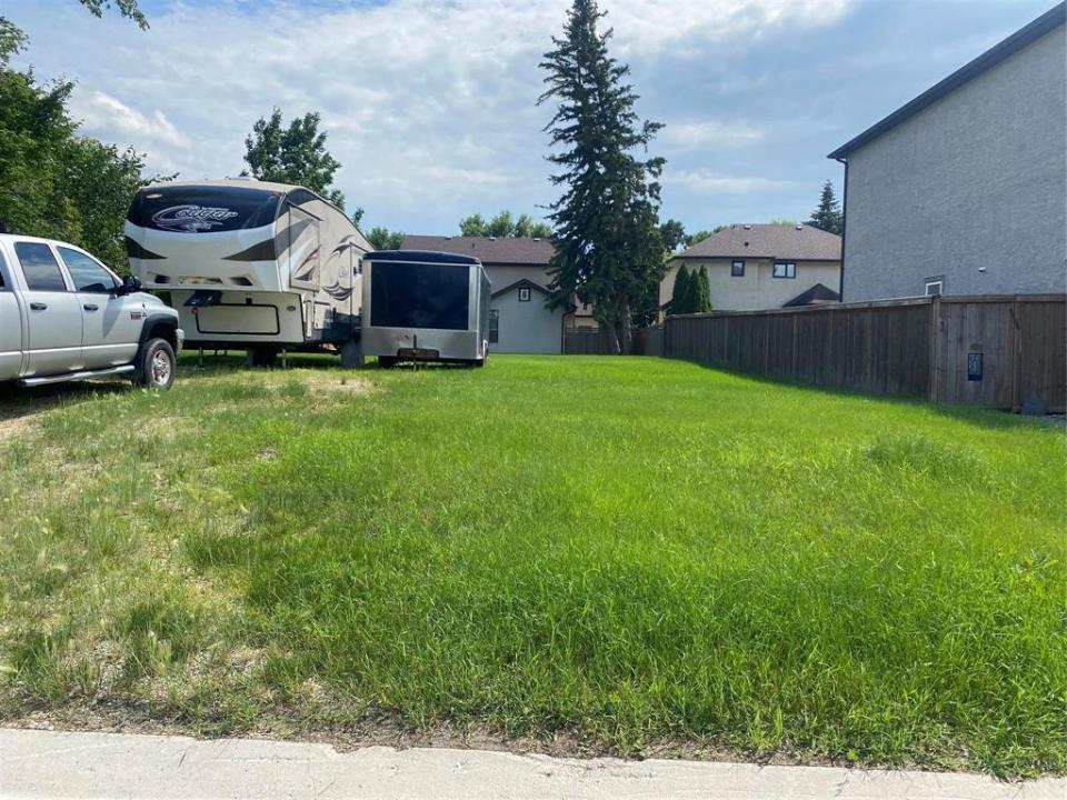 38 VAN HULL WAY, Winnipeg, Manitoba R2N 0C6, Canadá