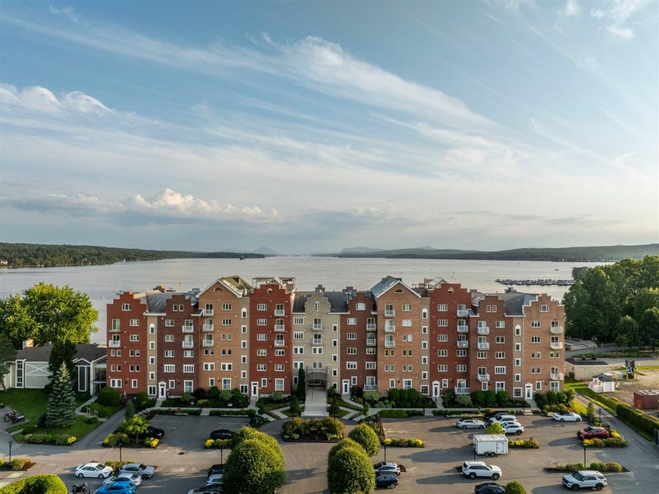 1190B Rue Principale O., Magog, Quebec J1X 3W3, Canada