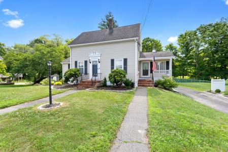 422 Main Street, Groveland, Massachusetts 01834, USA