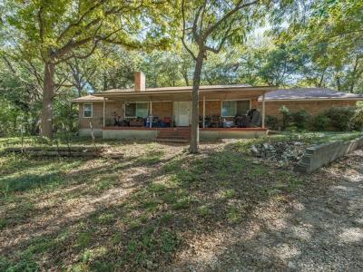 121 Little John Drive, Desoto, Texas 75115