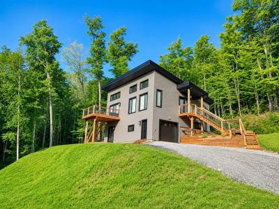 47  Ch. du Domaine-Mont-Lac, Blue Sea, Québec J0X 1C0, Canada