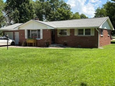 1404 South Madison Avenue, Aurora, Missouri 65605, USA