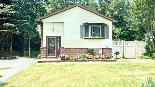 26 Robinwood Street, Mastic, New York 11950, HOA KỲ